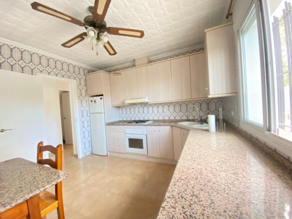 CASA LUMINOSA CON PARCELA A UN PASO DEL CENTRO