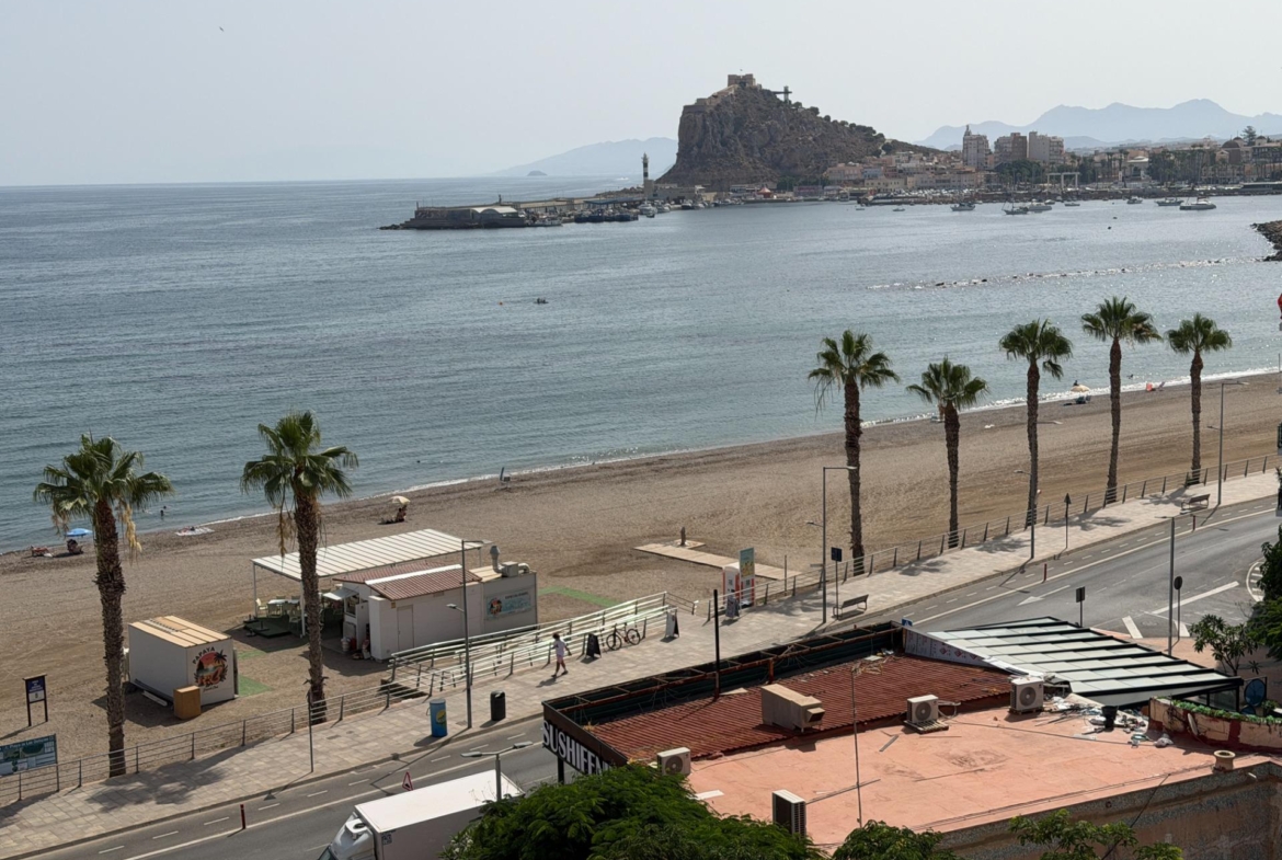 PISO CON ESPECTACULARES VISTAS AL MAR, A 50 METROS DE LA PLAYA !!!