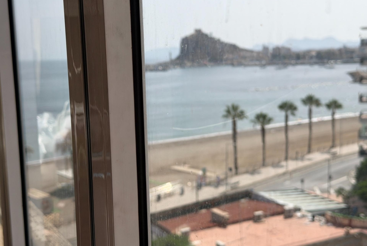 PISO CON ESPECTACULARES VISTAS AL MAR, A 50 METROS DE LA PLAYA !!!